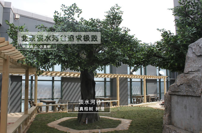 在仿真樹和仿真假山設計時，應考慮哪些方面？