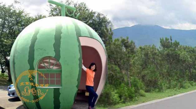 在吉林長春制作水泥雕塑大型仿真水果用于公路兩側候車亭