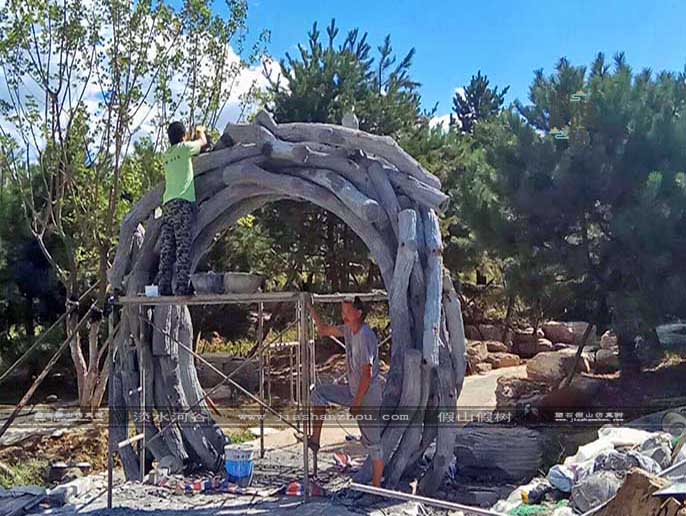 仿真樹大門.jpg 仿真樹大門